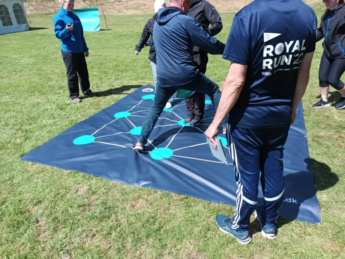 rnPQQaGB-optimizer-teambuilding-aktivitet-deltagere-gulvspil.webp