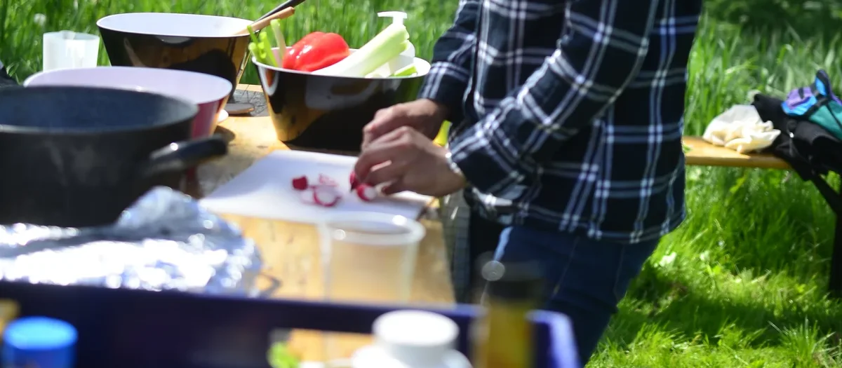 kvinde-tilbereder-mad-outdoor-cooking.webp