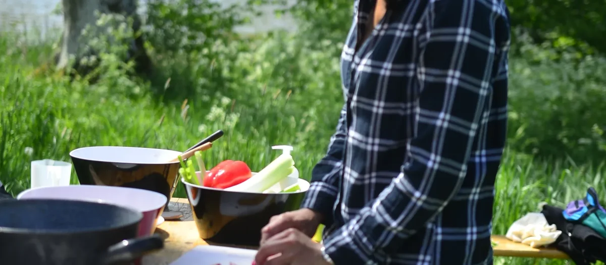 kvinde-tilbereder-mad-outdoor-cooking.webp