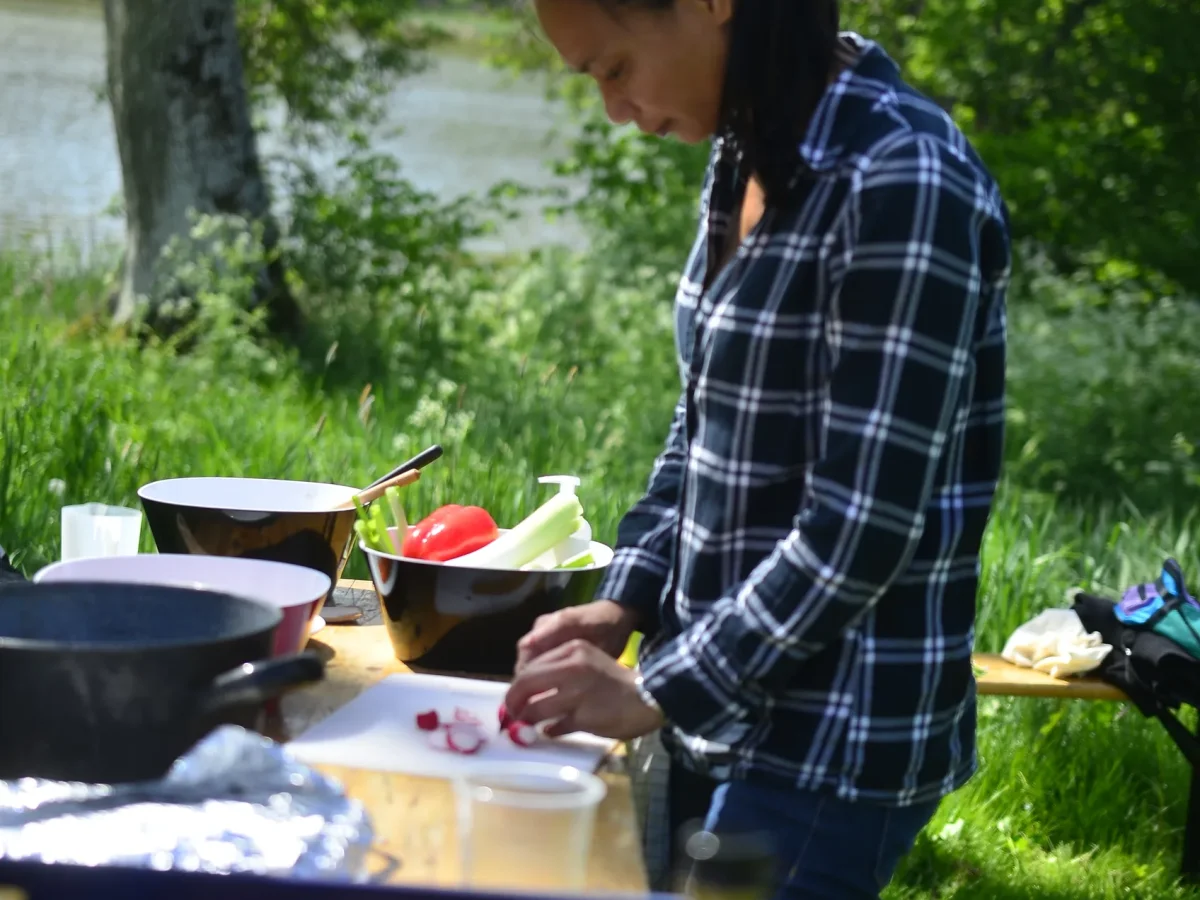 kvinde-tilbereder-mad-outdoor-cooking.webp