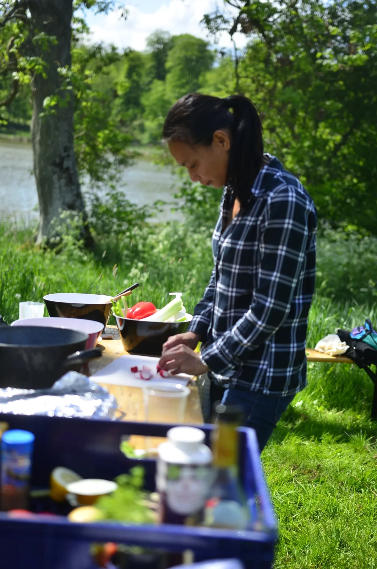 kvinde-tilbereder-mad-outdoor-cooking.webp