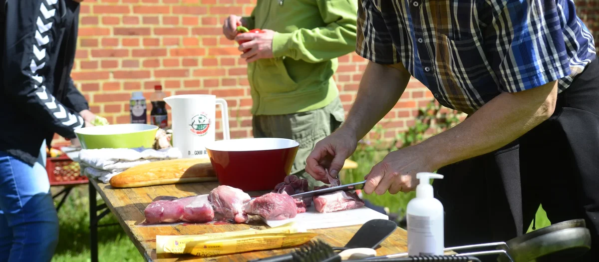 outdoor-cooking-koekken-forberedelse.webp