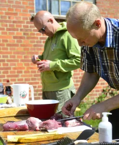 DB8AWntq-outdoor-cooking-koekken-forberedelse.webp