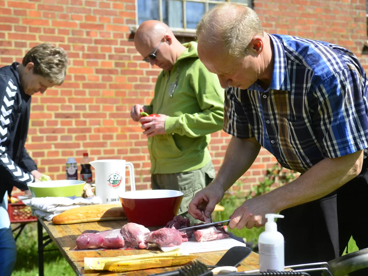 outdoor-cooking-koekken-forberedelse.webp