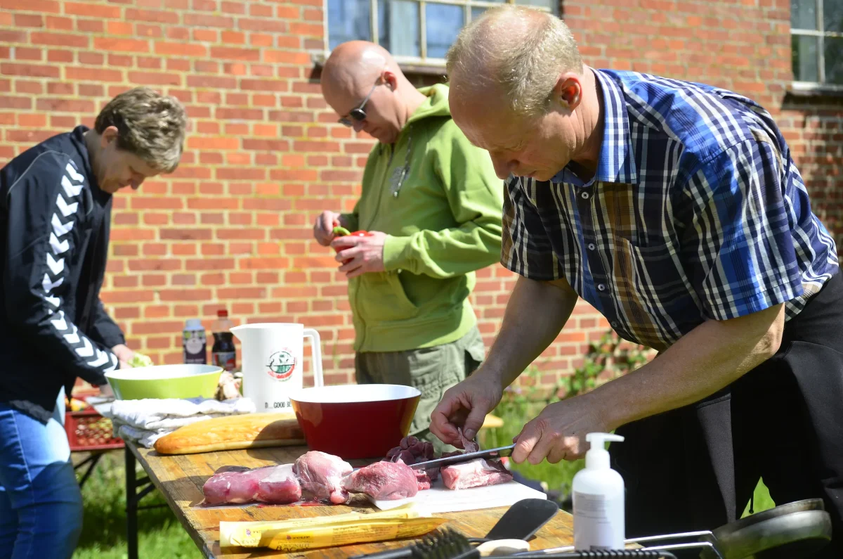 outdoor-cooking-koekken-forberedelse.webp