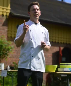 outdoor-cooking-teambuilding-chef.webp