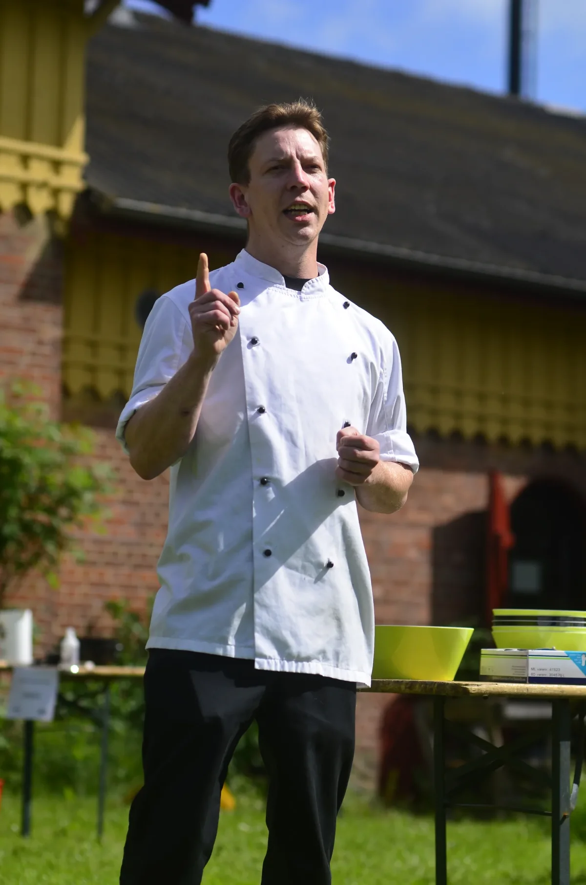 outdoor-cooking-teambuilding-chef.webp