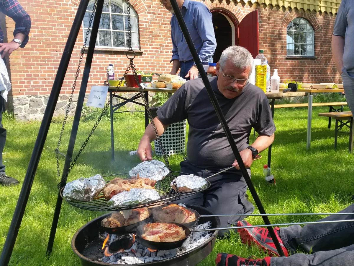 Q32EnwAP-outdoor-madlavning-teambuilding-aktivitet.webp