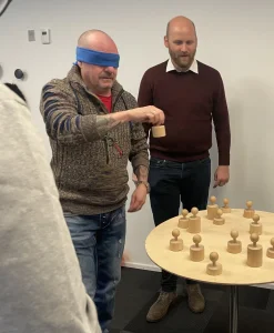 team-funn-blindfoldet-opgave-teamwork.webp