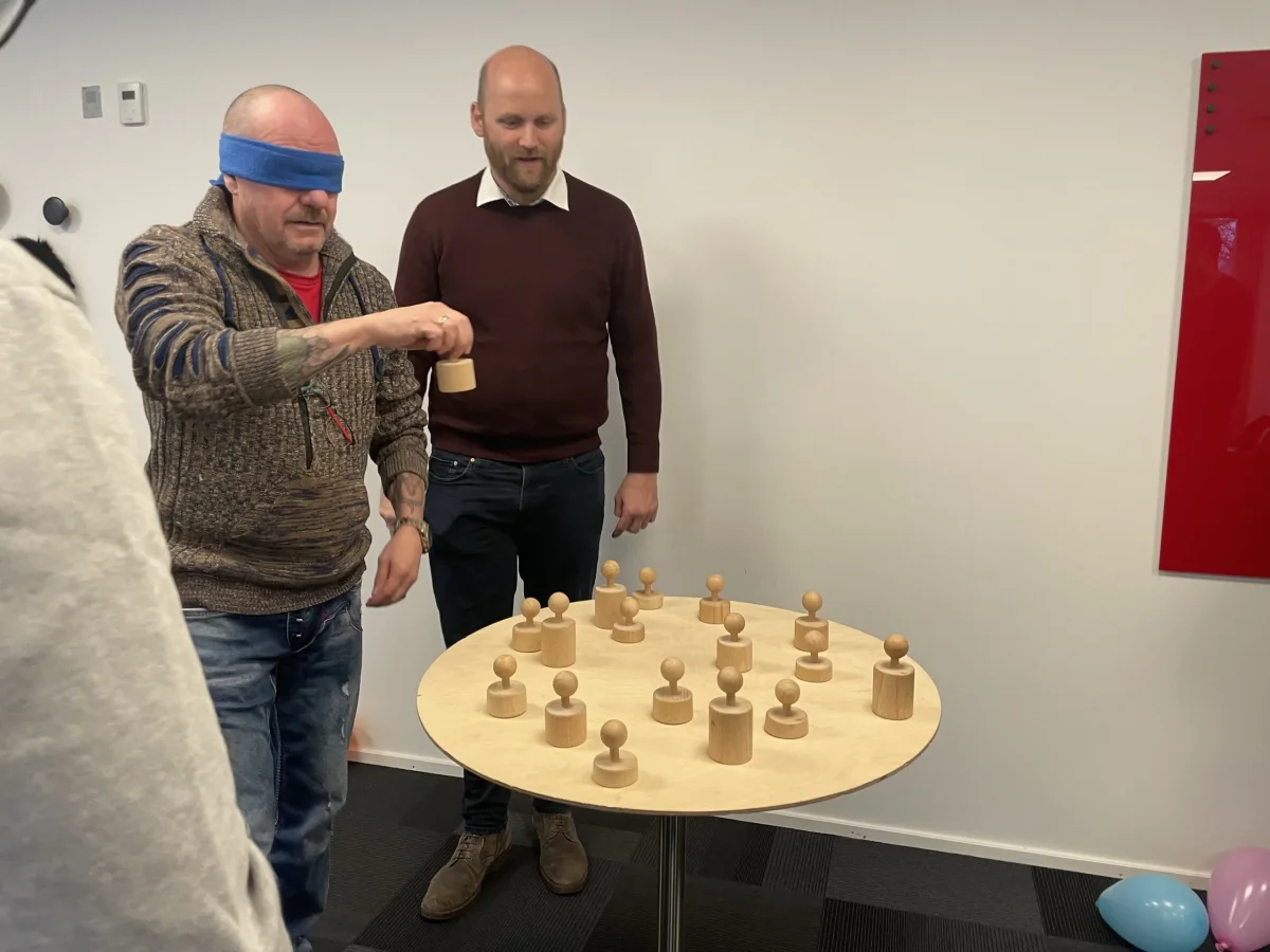 team-funn-blindfoldet-opgave-teamwork.webp