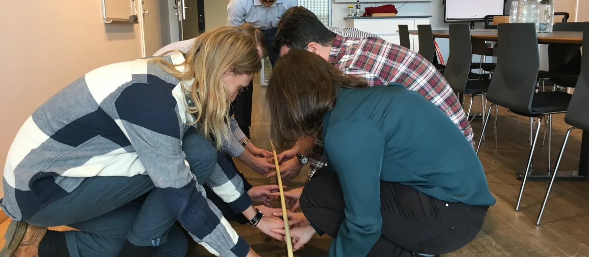 team-funn-samarbejdsaktivitet-koepindestreger.webp