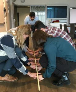 yzXrynYW-team-funn-samarbejdsaktivitet-koepindestreger.webp
