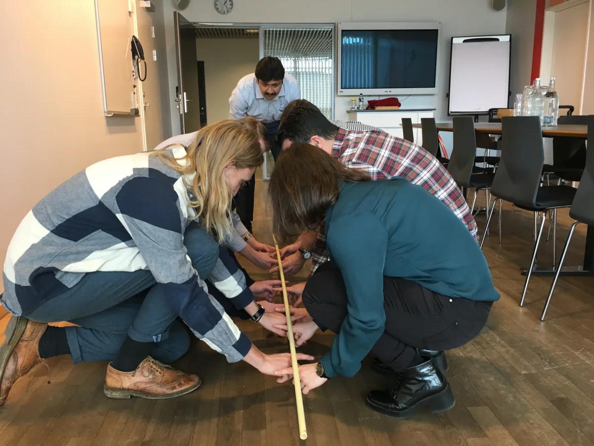 yzXrynYW-team-funn-samarbejdsaktivitet-koepindestreger.webp