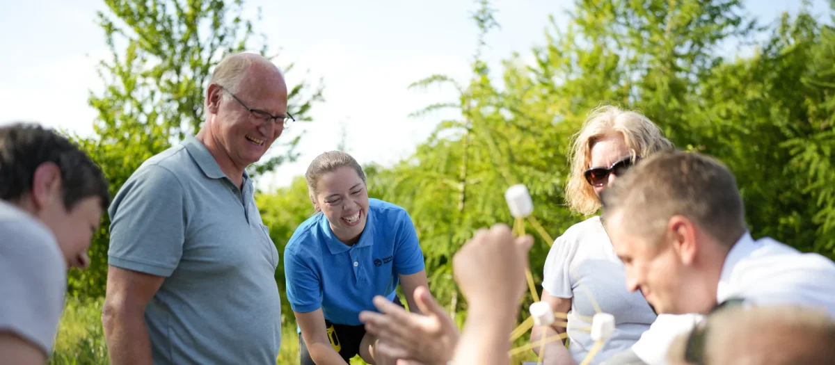 gfOzeBCn-teambuilding-gruppe-aktivitet-natur.webp