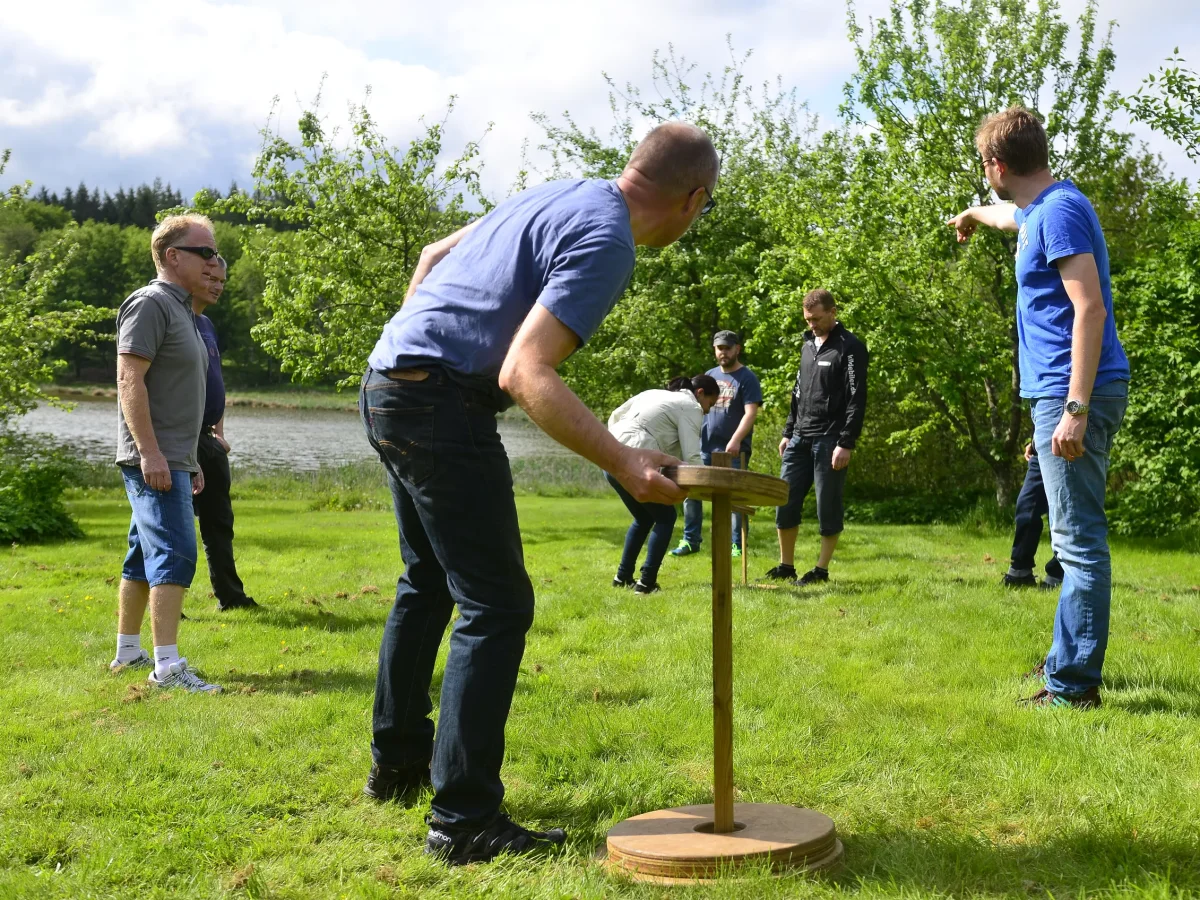 oTExrVjW-teambuilder-aktivitet-udendoers-gruppe-3.webp