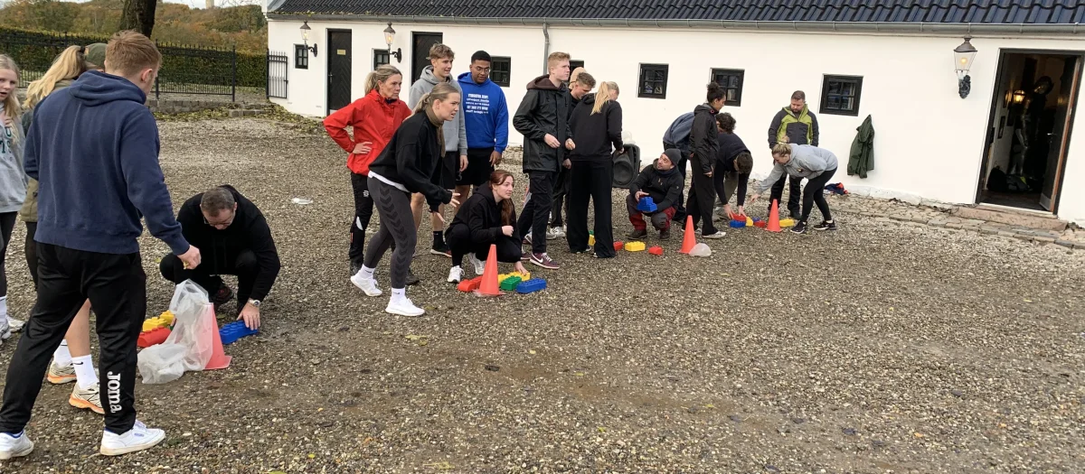 teambuilder-aktivitet-udendoers-gruppe-4.webp