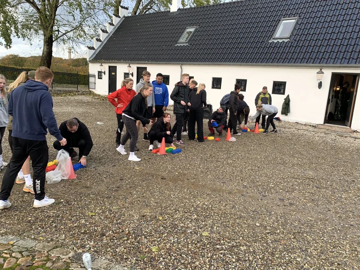 teambuilder-aktivitet-udendoers-gruppe-4.webp