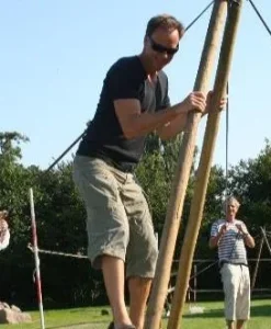 teambuilder-aktivitet-udendoers-samarbejde.webp
