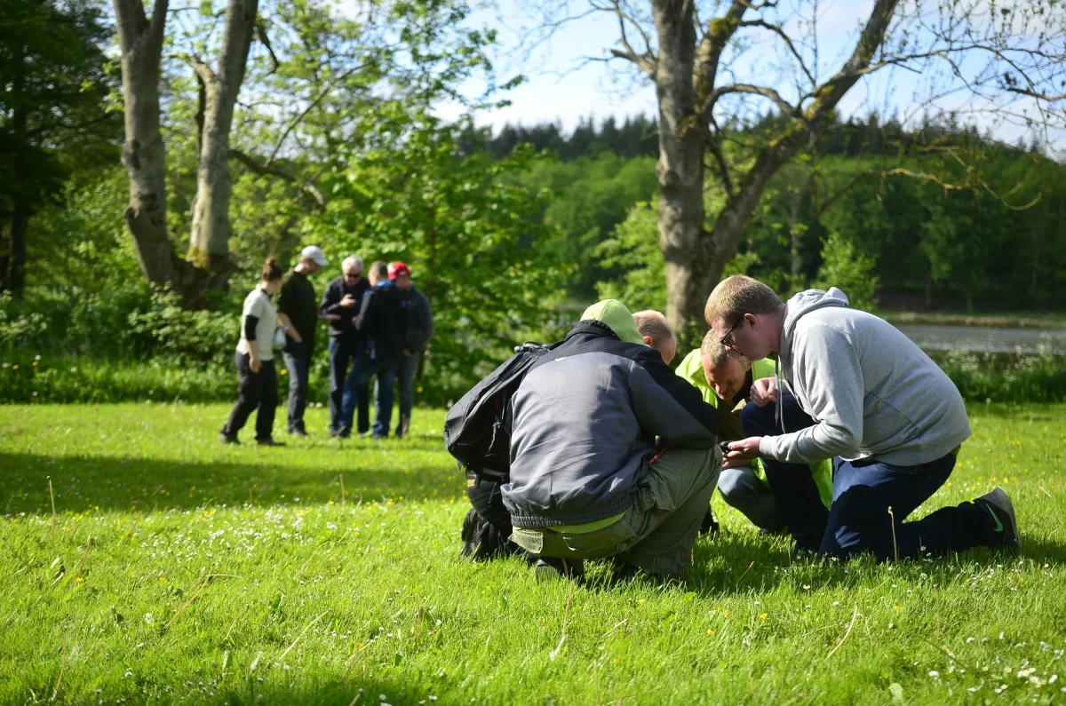 teambuilder-gruppe-samarbejde-udendoers.webp
