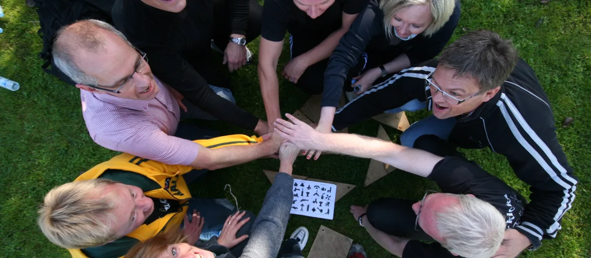 teambuilder-haandstabel-gruppe-sammenhold.webp
