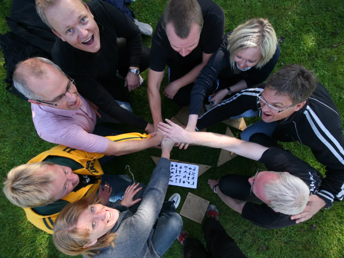 teambuilder-haandstabel-gruppe-sammenhold.webp