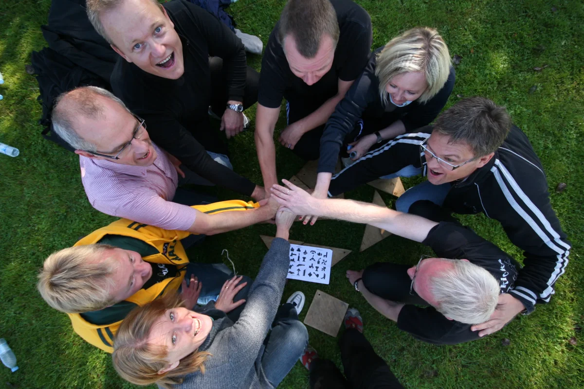 teambuilder-haandstabel-gruppe-sammenhold.webp