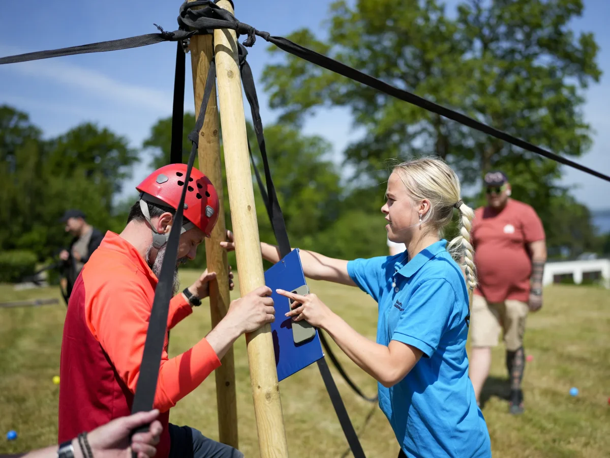 scaEO6Cj-teambuilding-aktivitet-samarbejde-opgave.webp