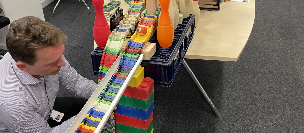 domino-effekt-teambuilding-aktivitet.webp