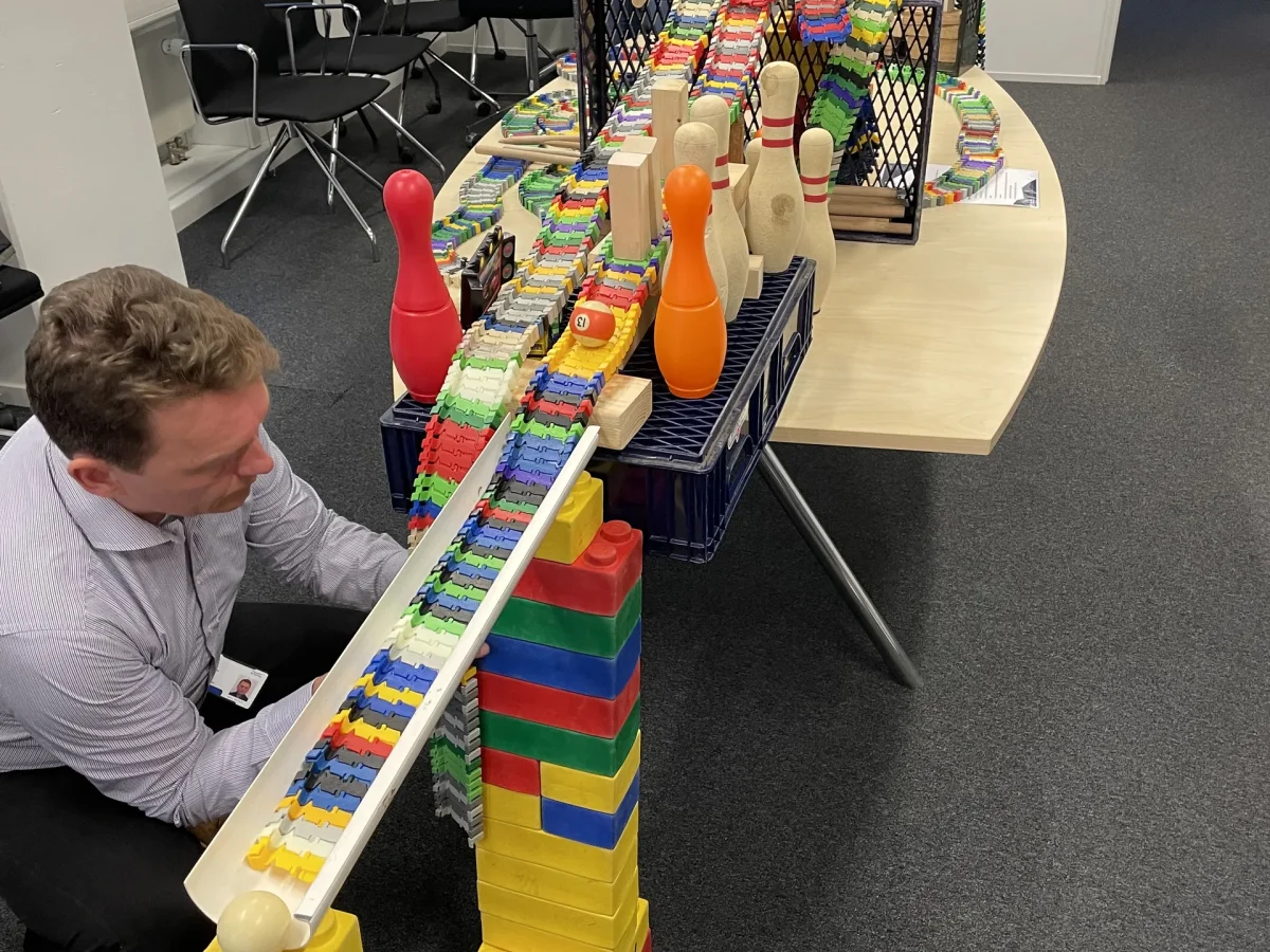 domino-effekt-teambuilding-aktivitet.webp