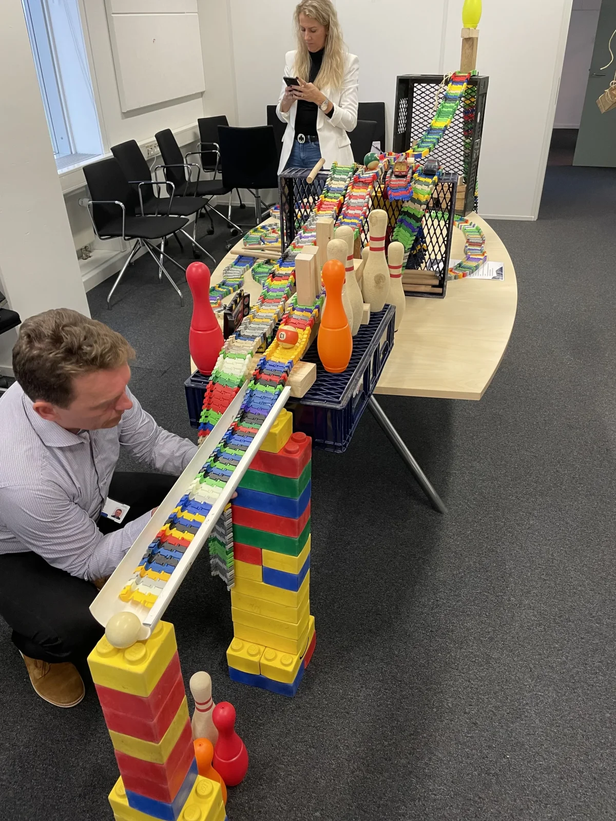 domino-effekt-teambuilding-aktivitet.webp