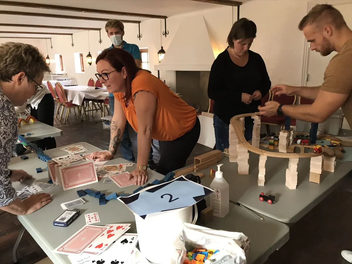 W4fckRRs-teamwork-domino-bygning-aktivitet.webp
