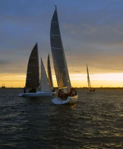 sejlbaade-solnedgang-teambuilding-sejlads.webp