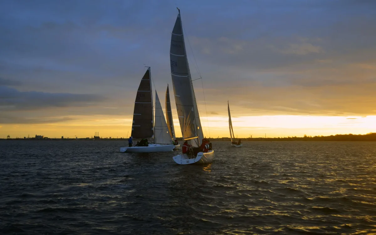 sejlbaade-solnedgang-teambuilding-sejlads.webp