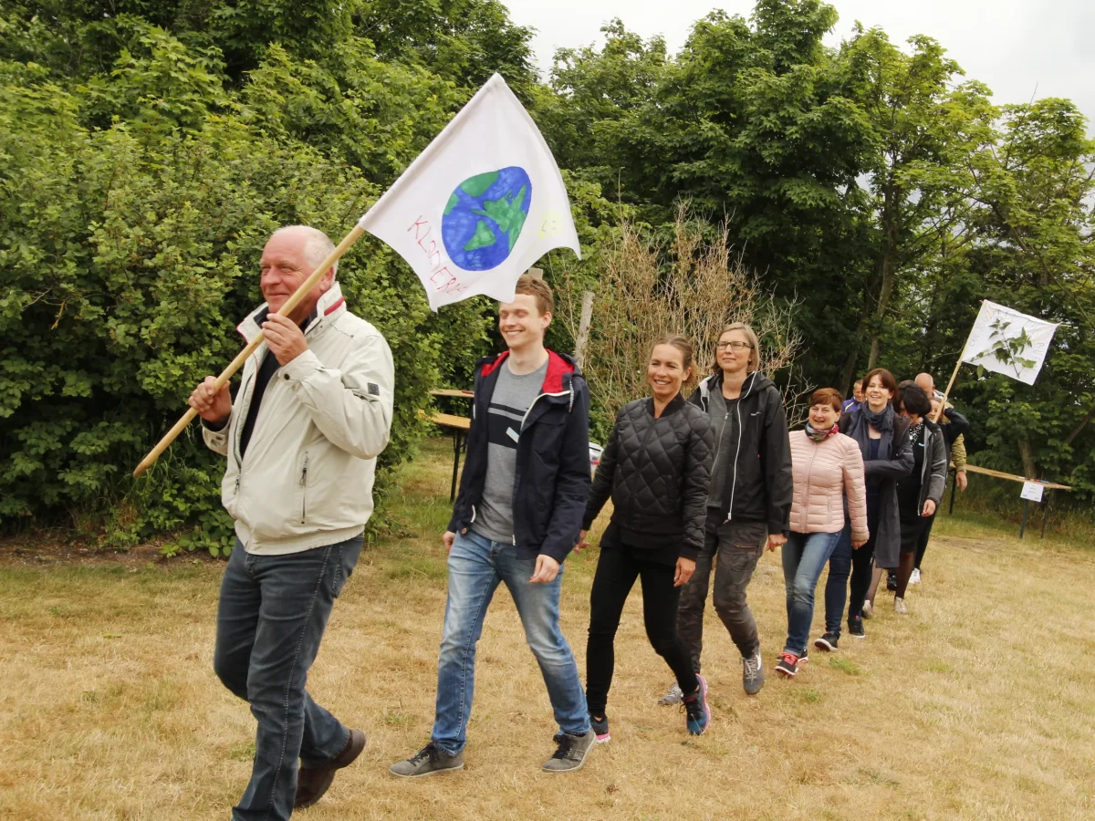 nGPKpyLu-team-march-flag-olympics.webp