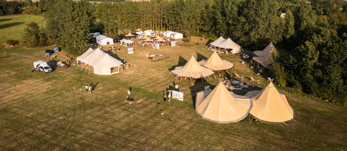 hNcYN65e-aerial-view-outdoor-teambuilding-camp.webp