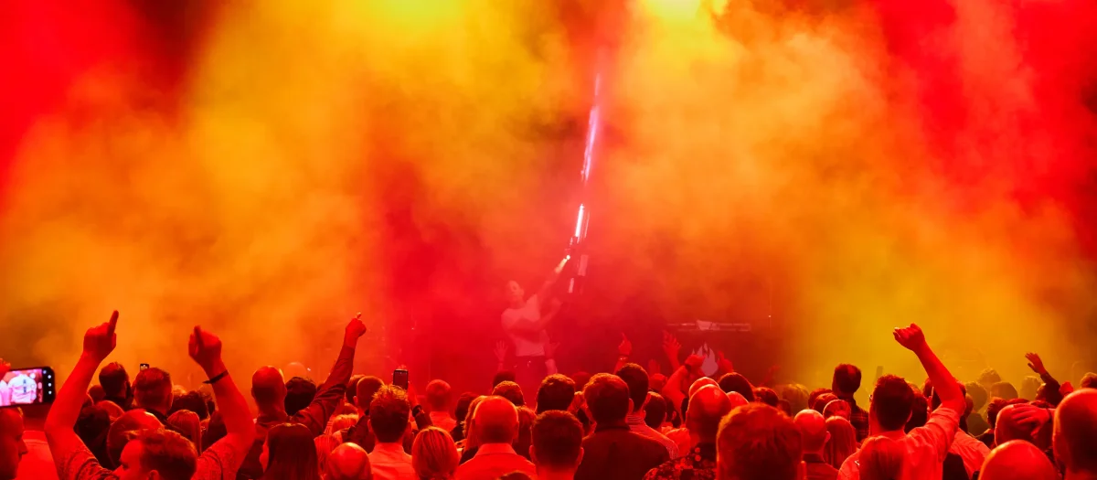 6vM2t8lm-farverig-fest-roeg-publikum.webp