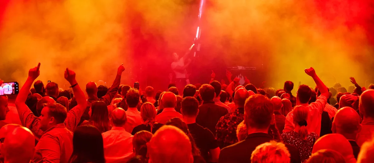 6vM2t8lm-farverig-fest-roeg-publikum.webp