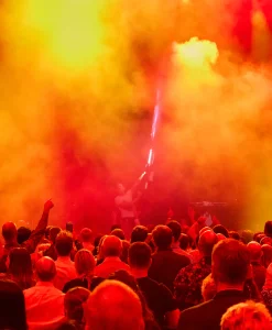 farverig-fest-roeg-publikum.webp