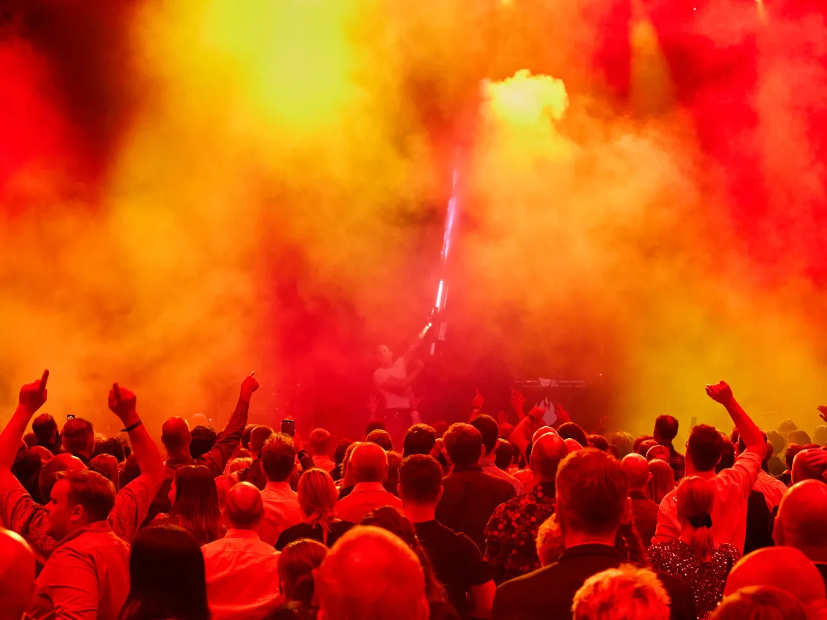 6vM2t8lm-farverig-fest-roeg-publikum.webp