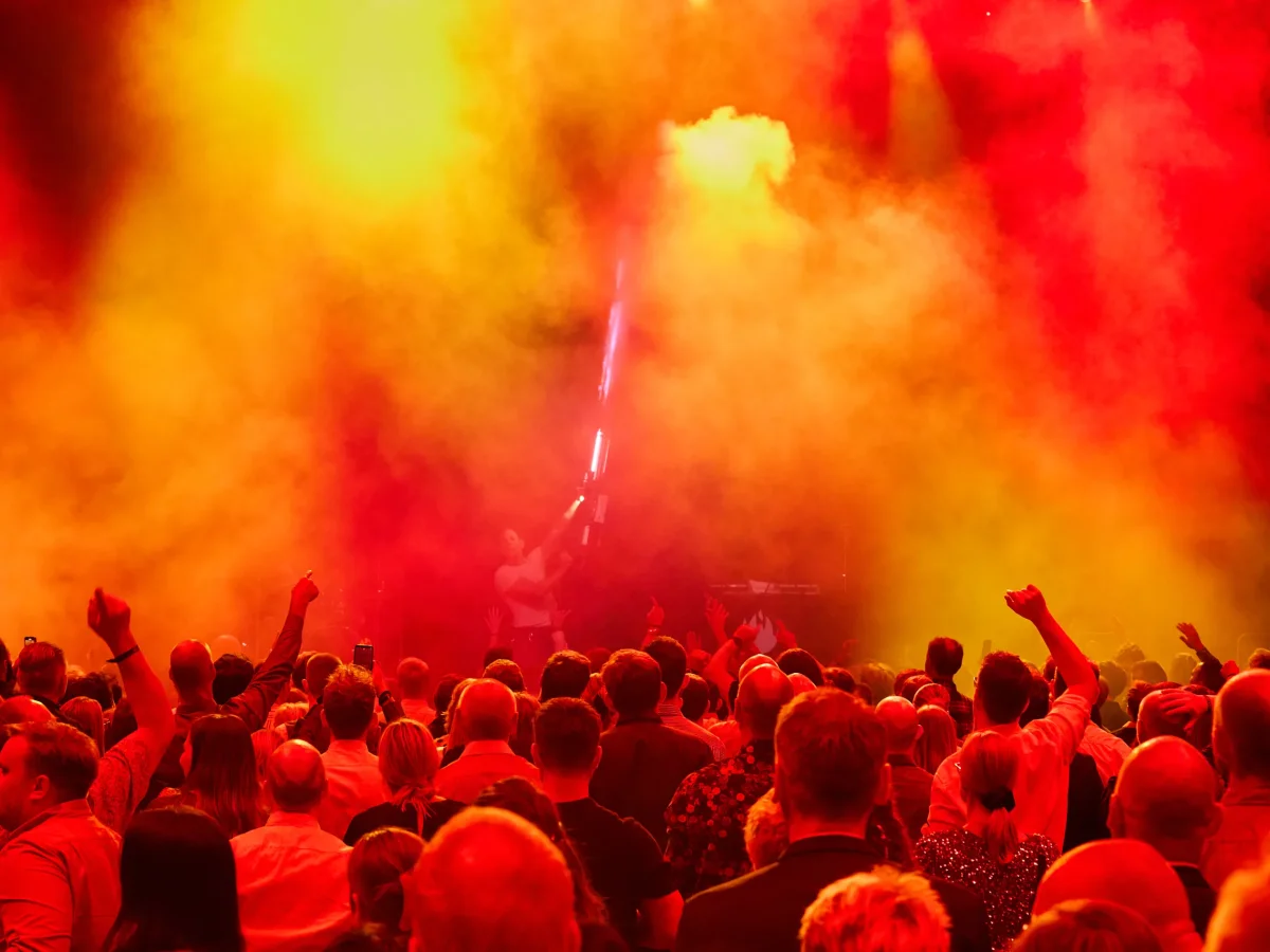 farverig-fest-roeg-publikum.webp