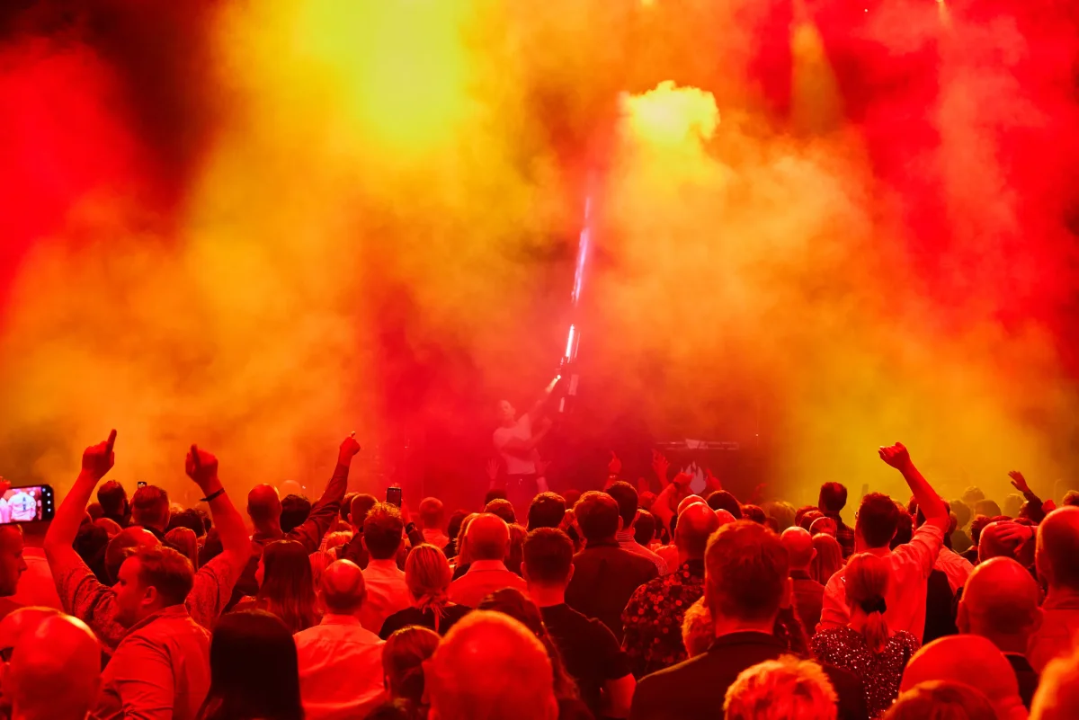 farverig-fest-roeg-publikum.webp