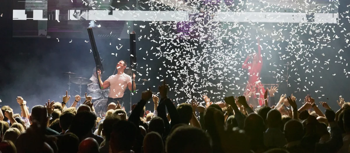 DKR958yK-konfetti-koncert-fest-stemning.webp