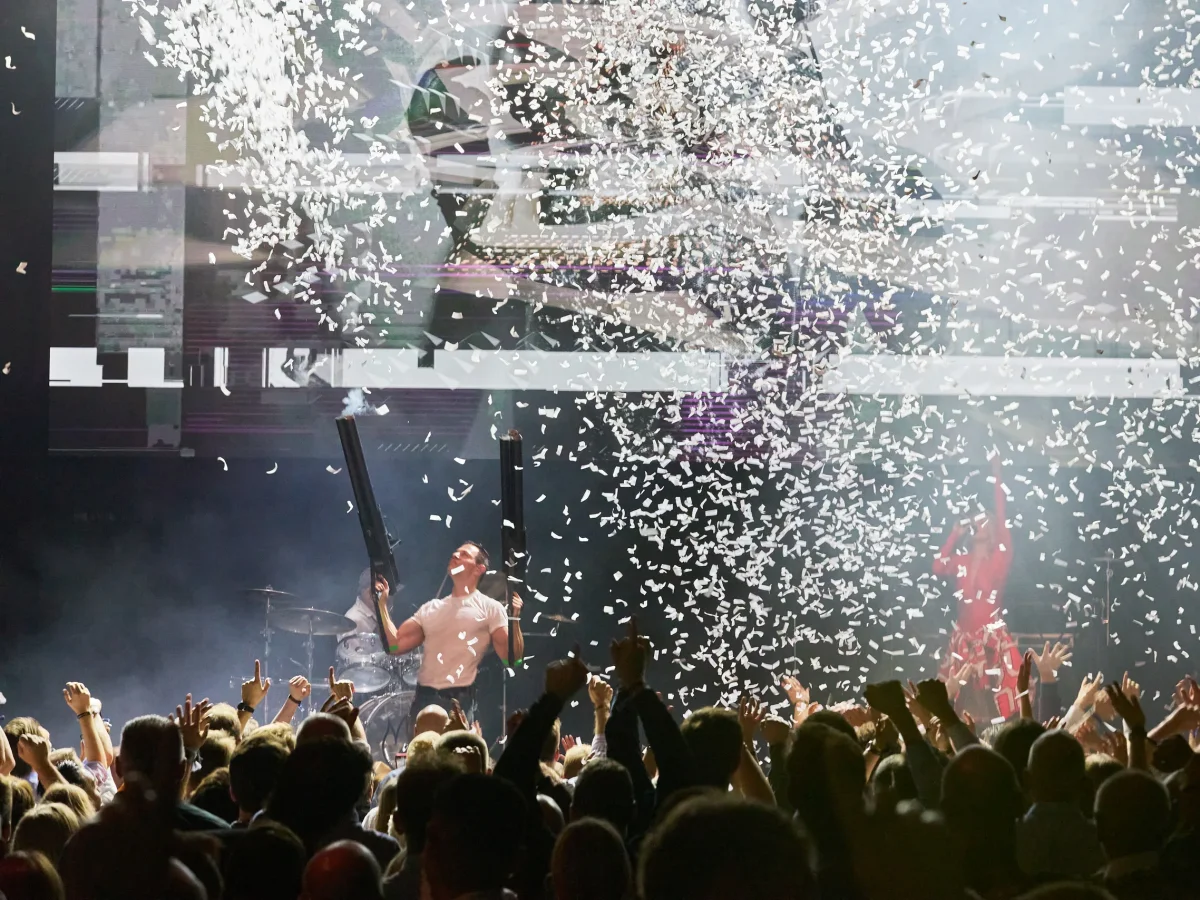 DKR958yK-konfetti-koncert-fest-stemning.webp