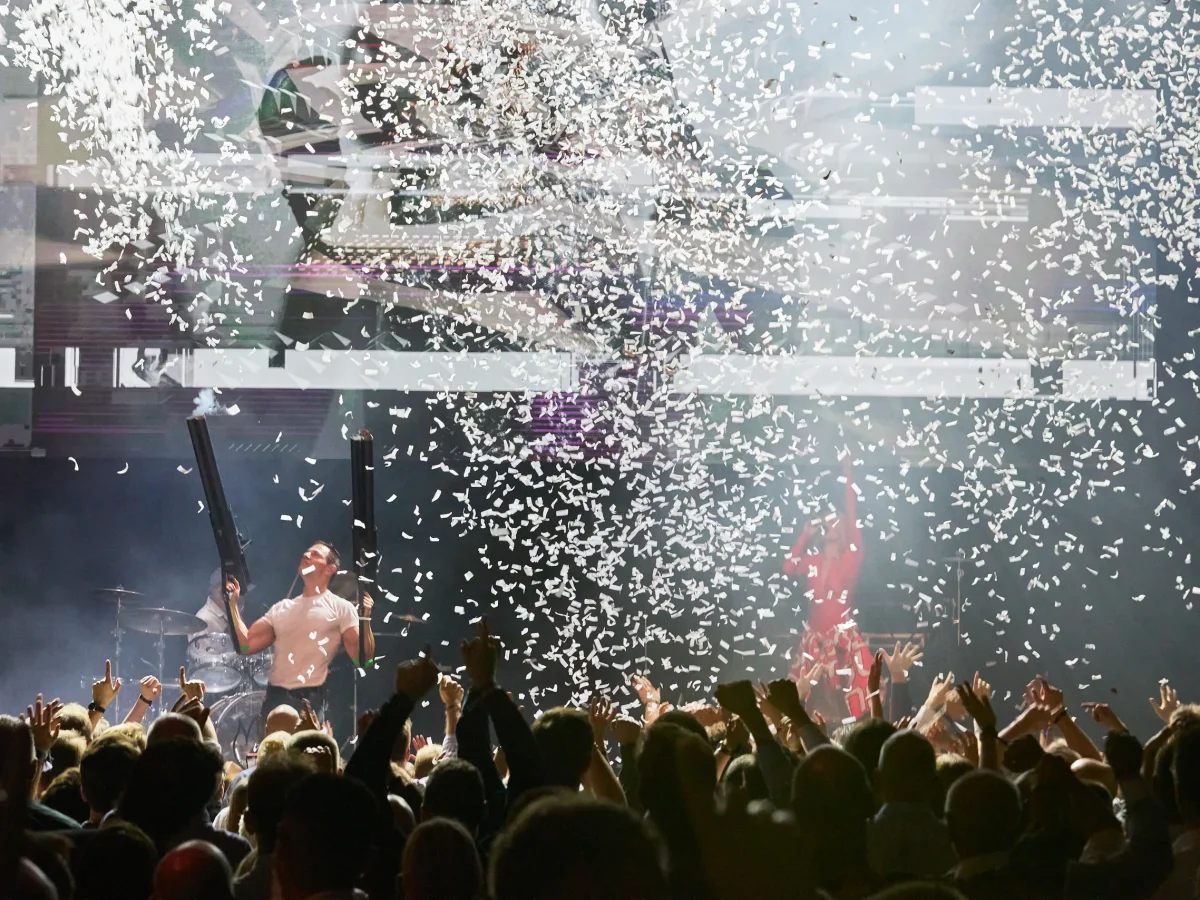 DKR958yK-konfetti-koncert-fest-stemning.webp