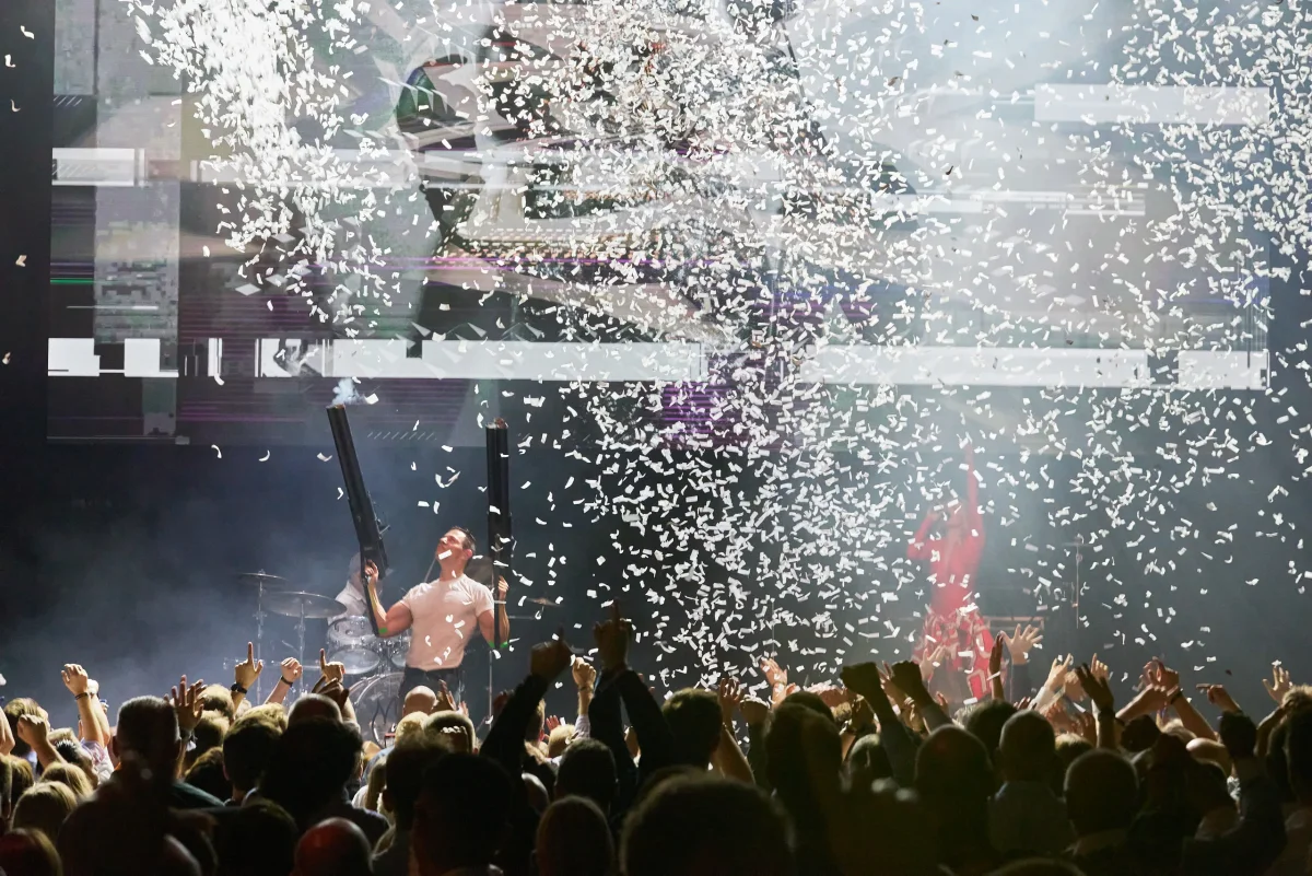 DKR958yK-konfetti-koncert-fest-stemning.webp
