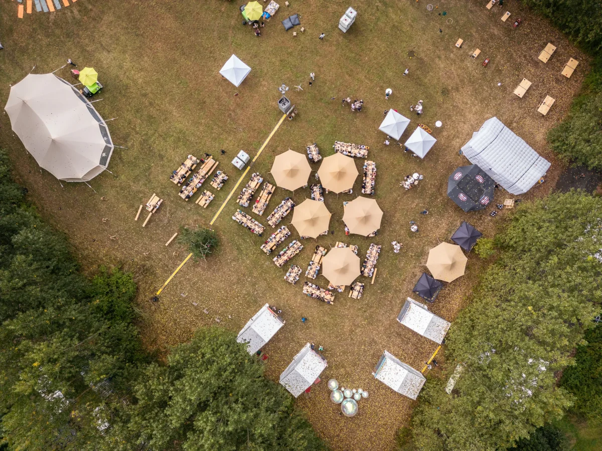 HetGvXyO-outdoor-event-dronevue-teambuilding-setup.webp