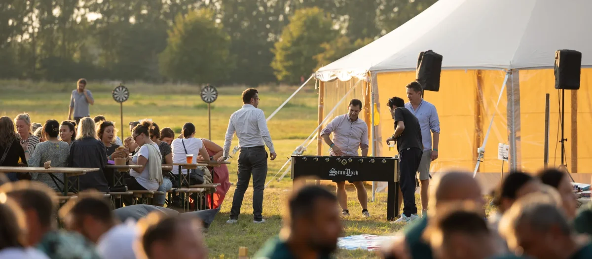 zDX1CXbJ-outdoor-teambuilding-event-telt-aften.webp