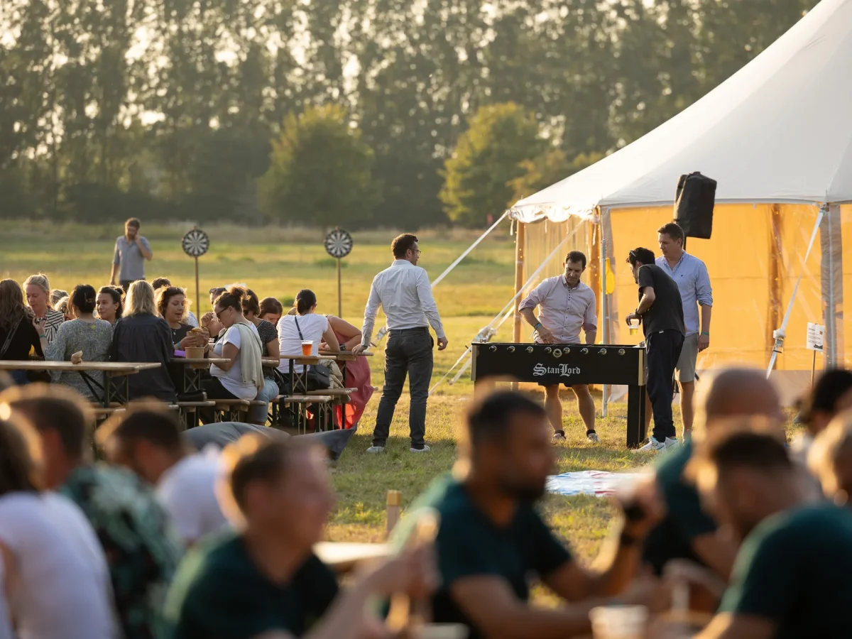 zDX1CXbJ-outdoor-teambuilding-event-telt-aften.webp