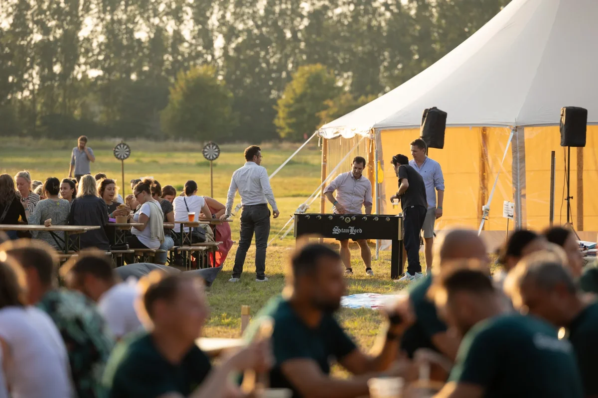 zDX1CXbJ-outdoor-teambuilding-event-telt-aften.webp