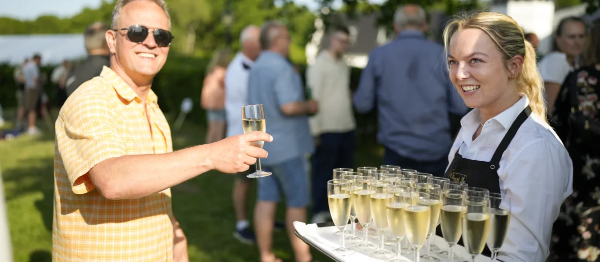 sommerfest-champagne-service-herregaard.webp